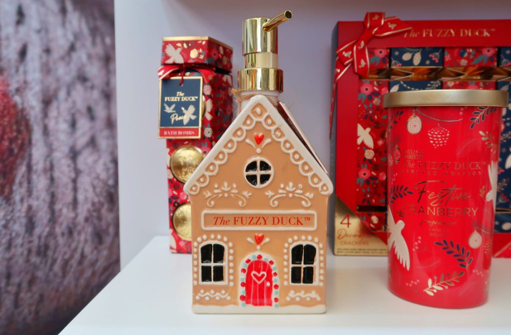 baylis-and-harding-gingerbread-house-hand-wash-fuzzy-duck