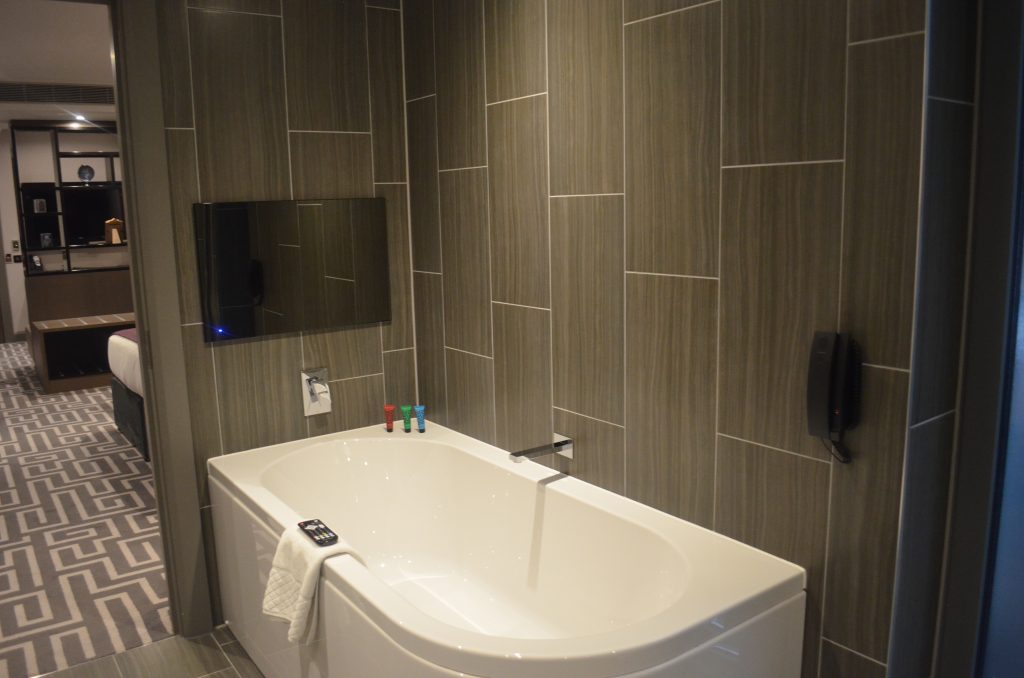 courthouse-hotel-suite-bathroom